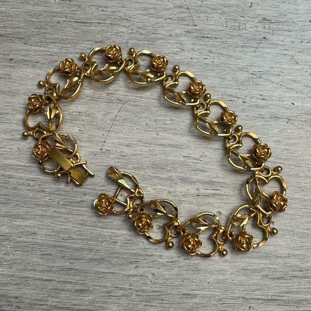 Gold Tone Heart and Roses Bracelet 7 1/2”